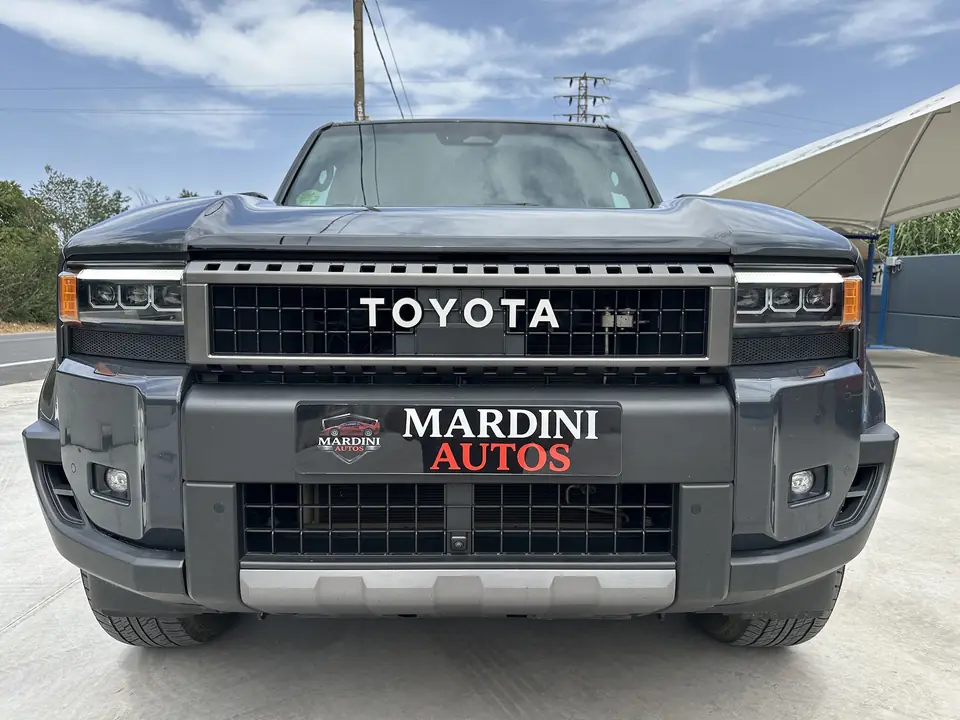 Toyota Land Cruiser con la placa de Mardini Autos
