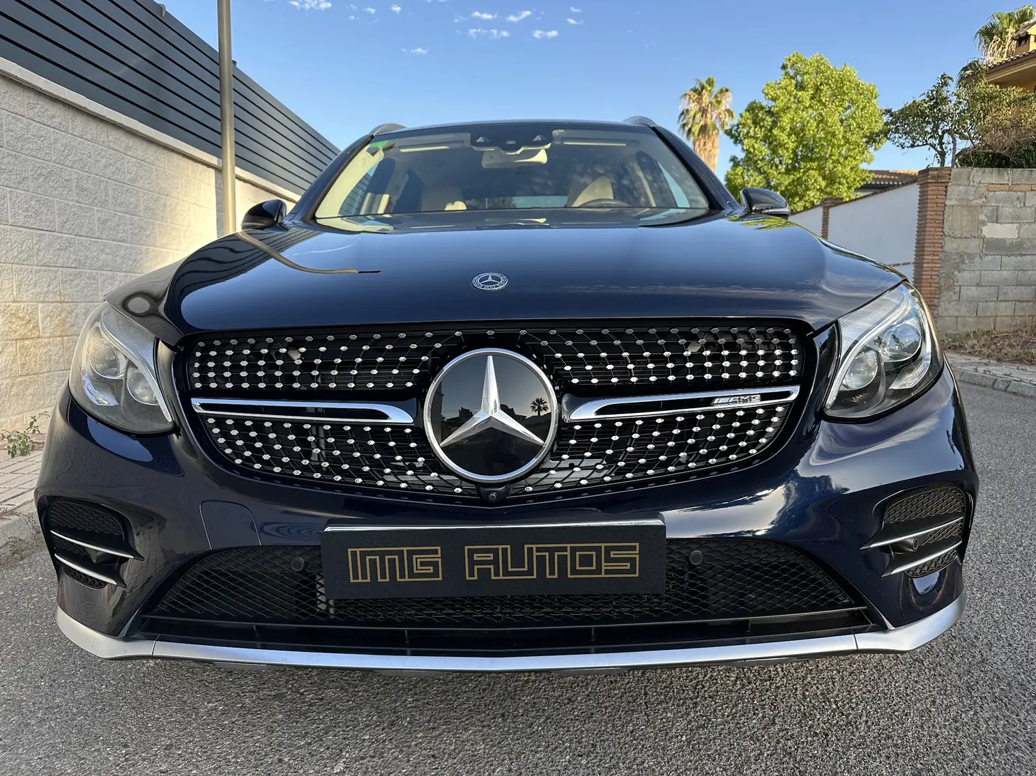Mercedes-Benz GLC azul en las instalaciones de Mardini Autos