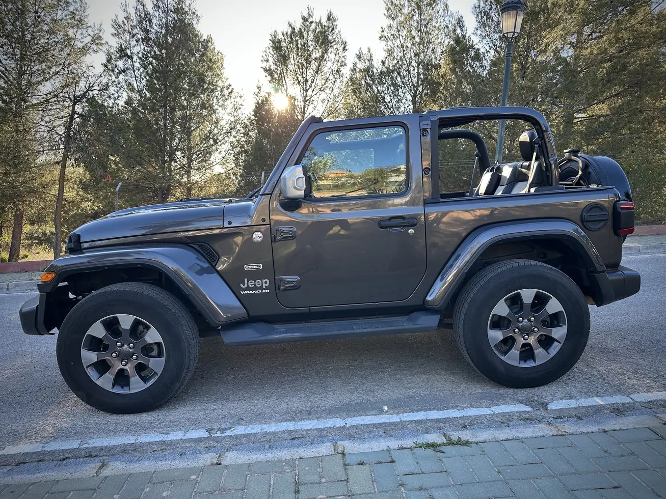 Jeep Wrangler gris en la carretera