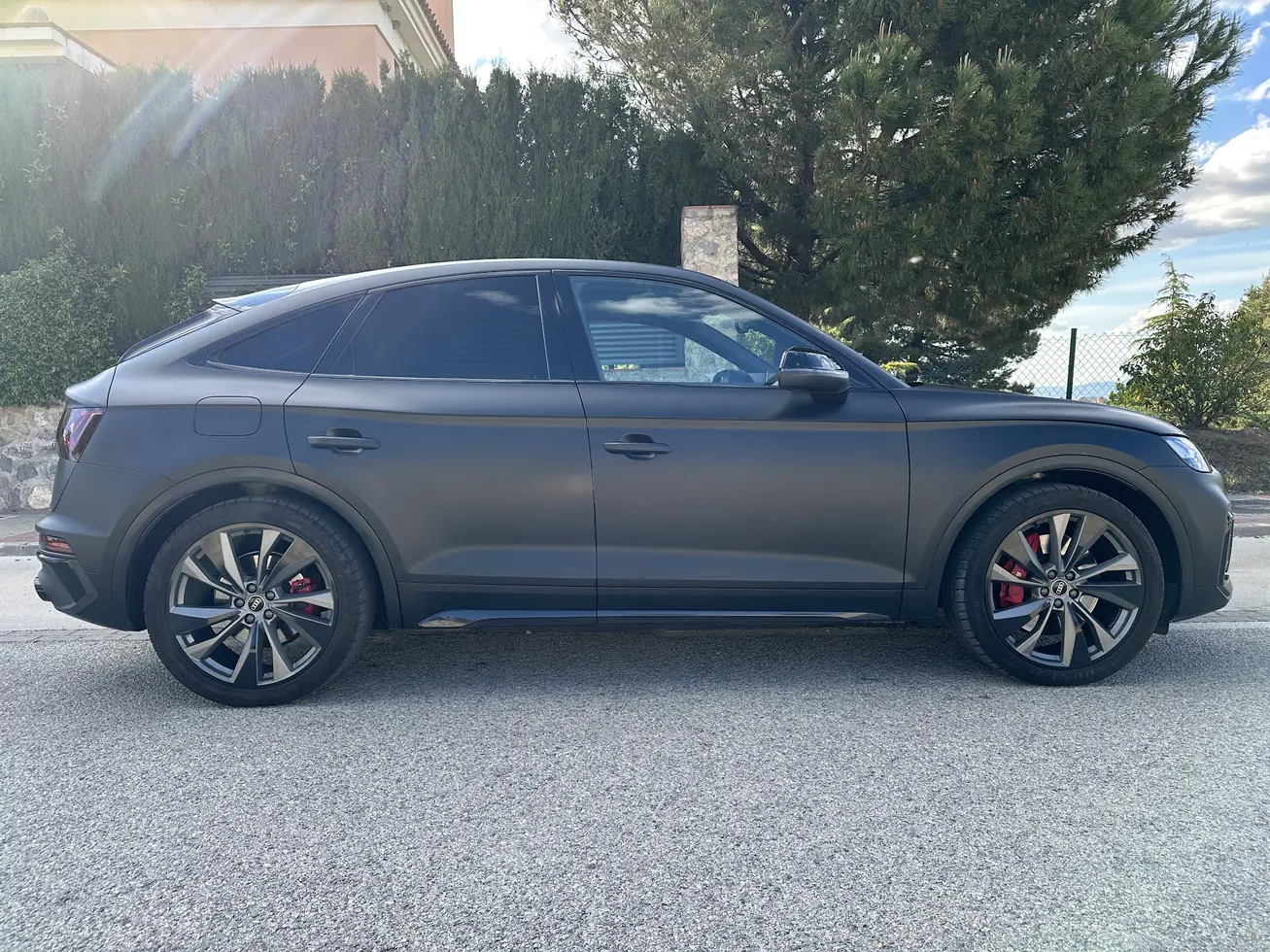 Audi Q5 Sportback negro de perfil