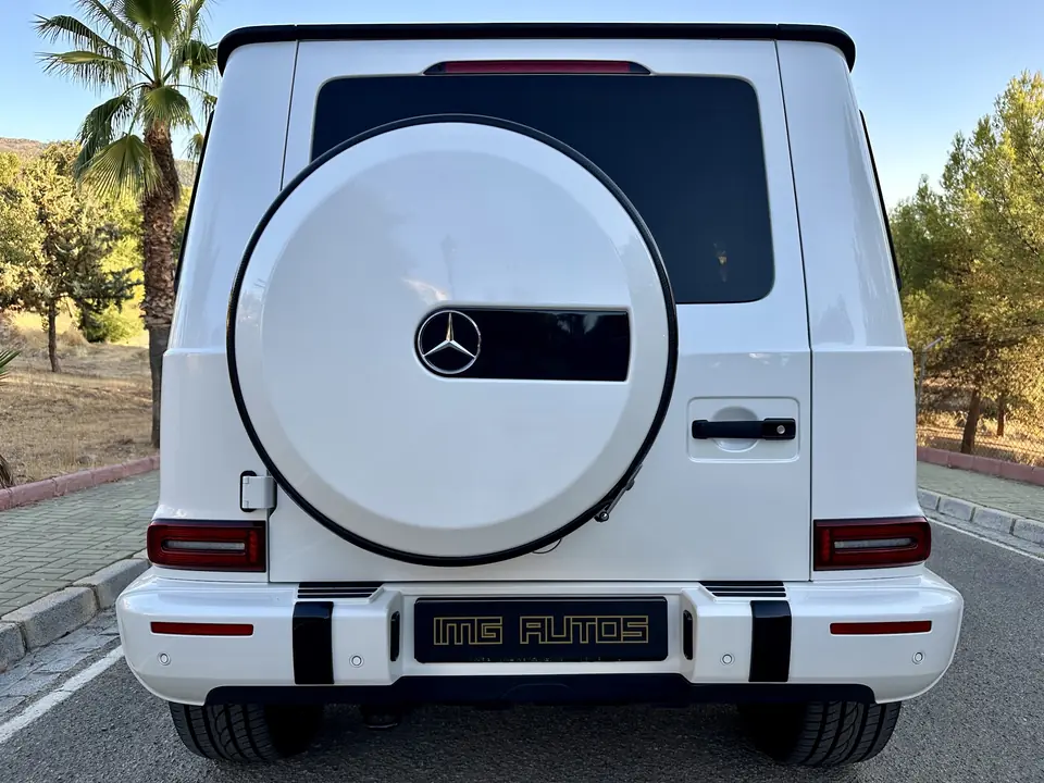 Mercedes-Benz Clase G blanco visto desde atrás