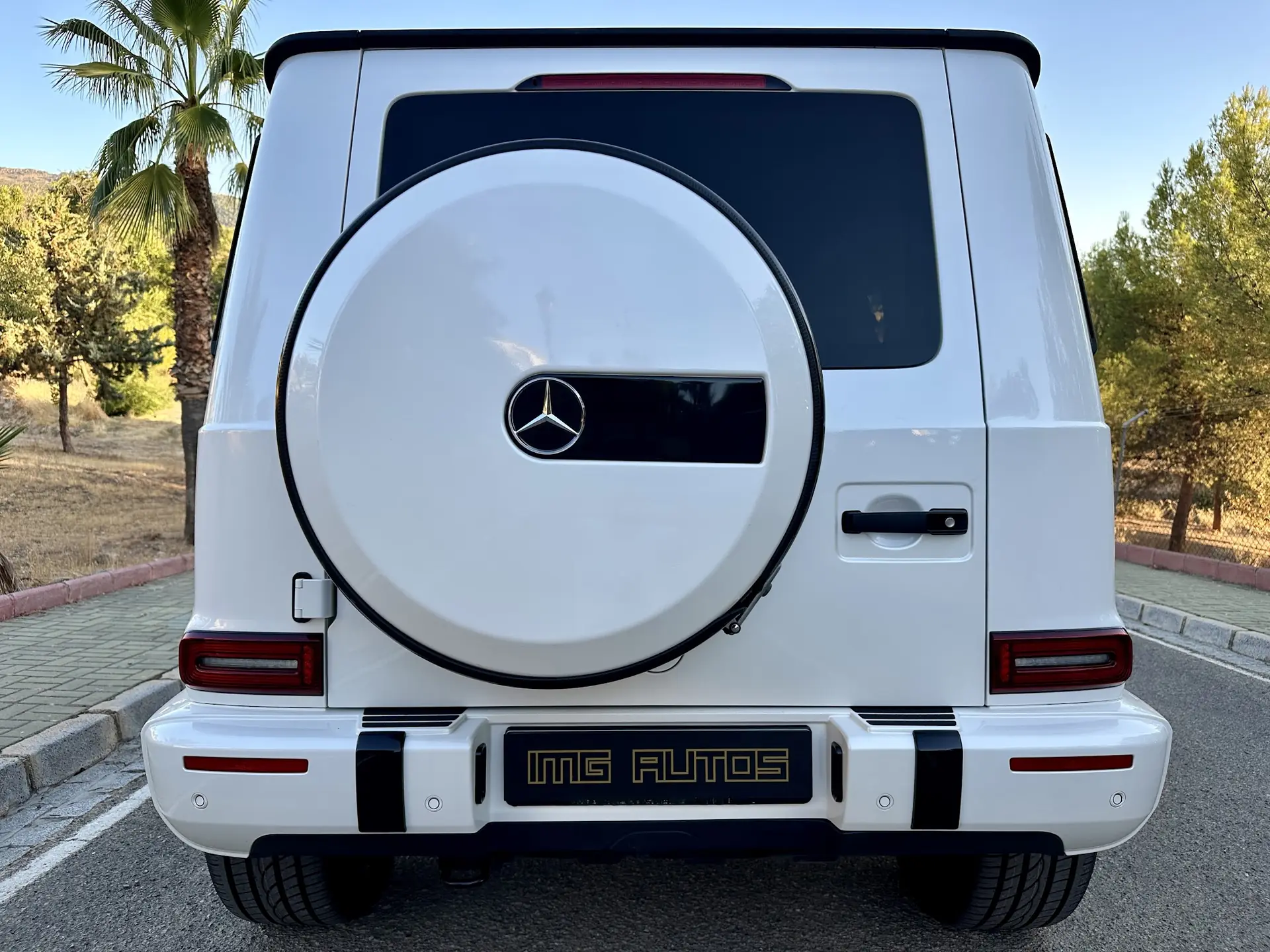 Mercedes-Benz Clase G blanco visto desde atrás