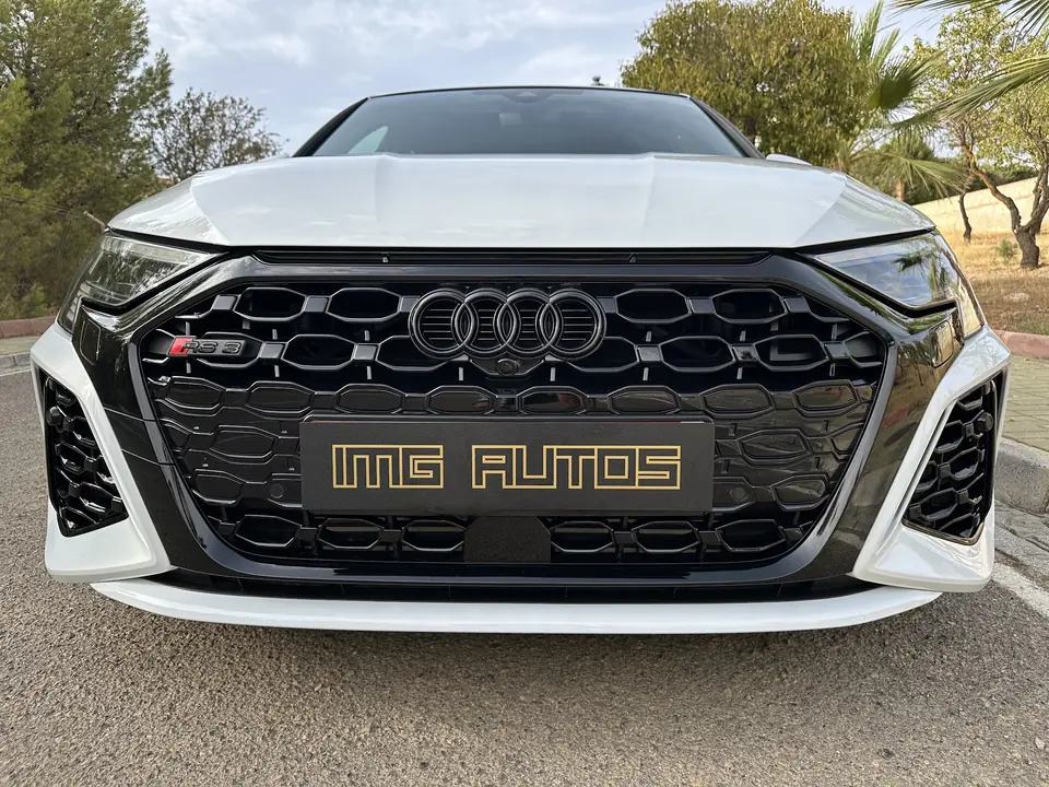 Audi RS 3 blanco de frente