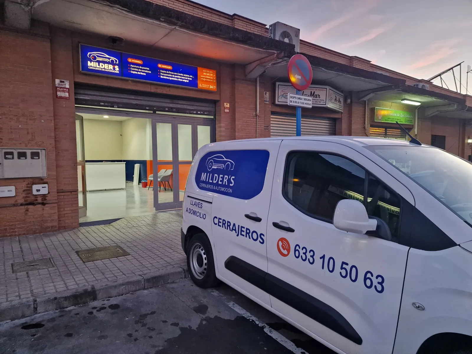 Furgoneta taller de Milder’s aparcada frente al taller de San José Obrero