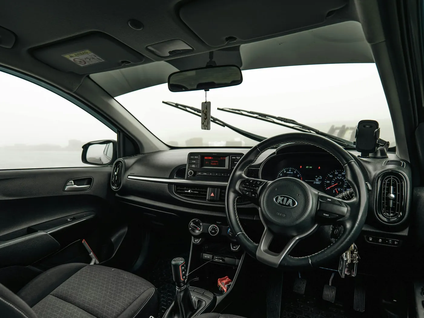 Interior de un coche visto desde el asiento trasero