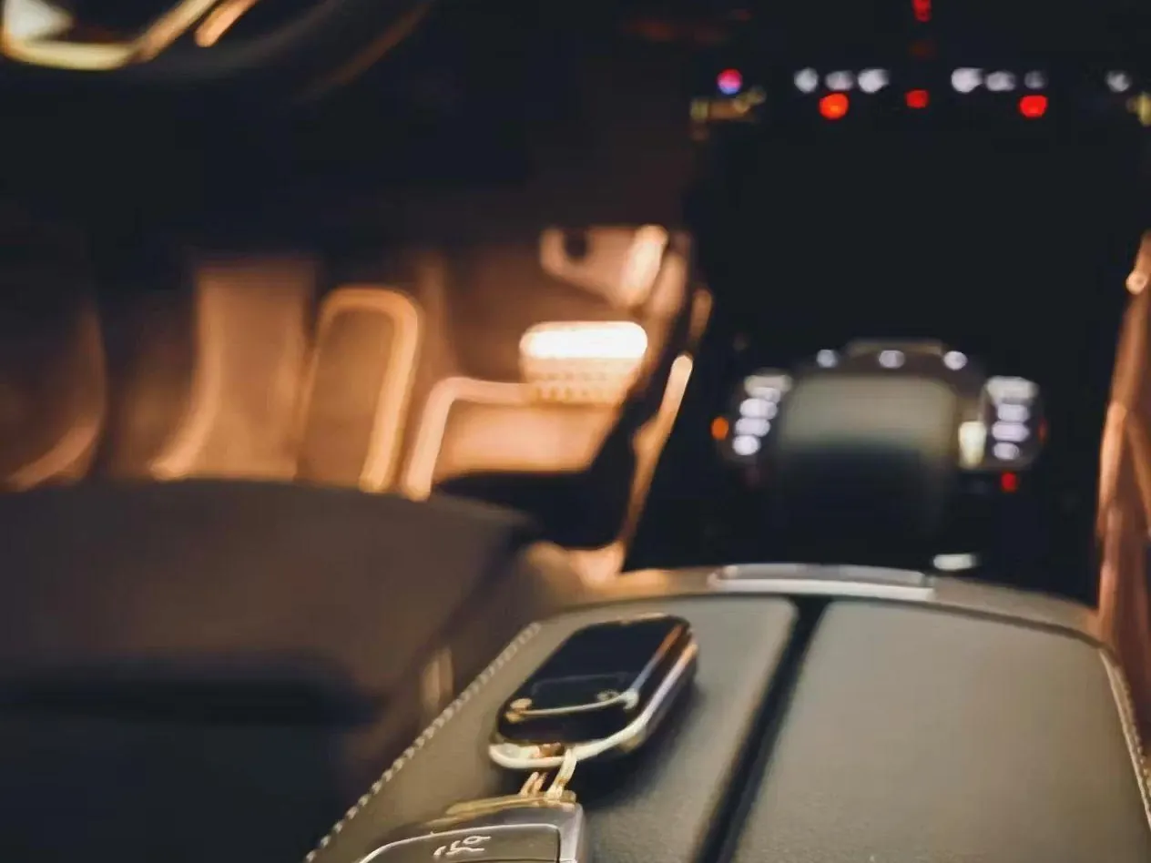 Llave de un Mercedes-Benz en el interior del coche