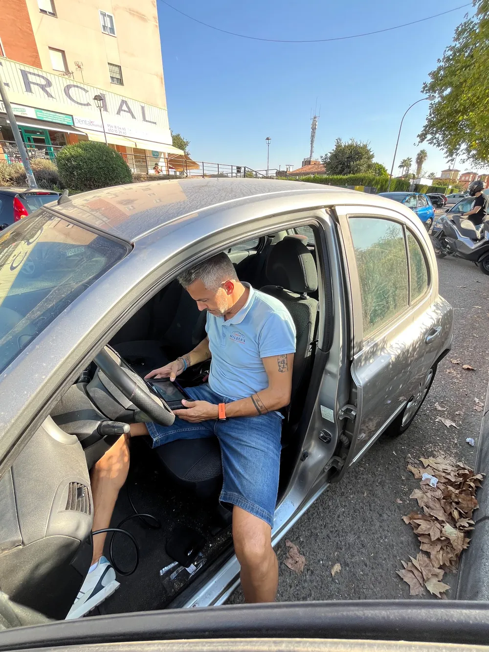 Cerrajero de Milder’s programando la llave de un coche
