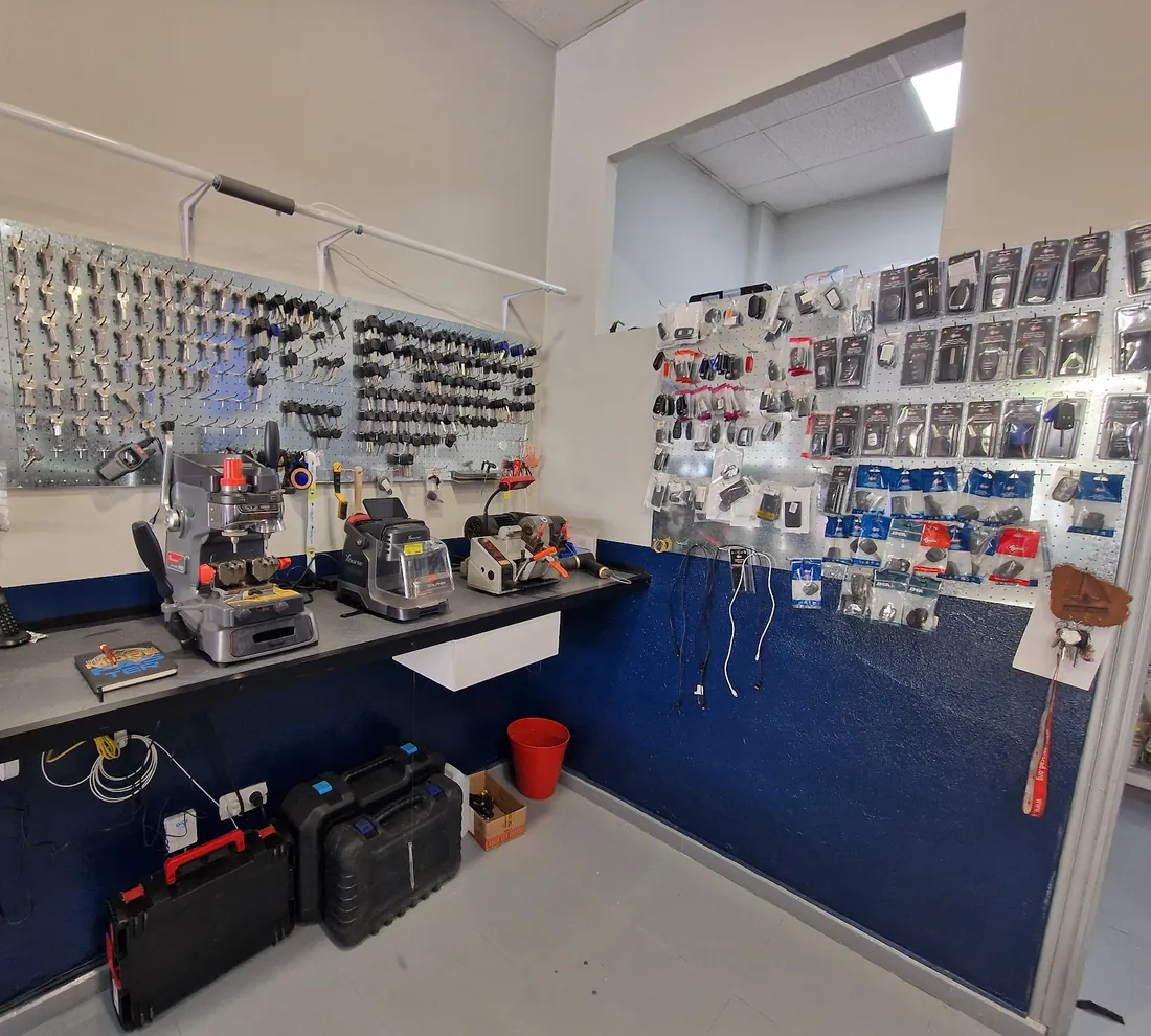 Pared del taller de Milder’s con mandos y llaves de coche