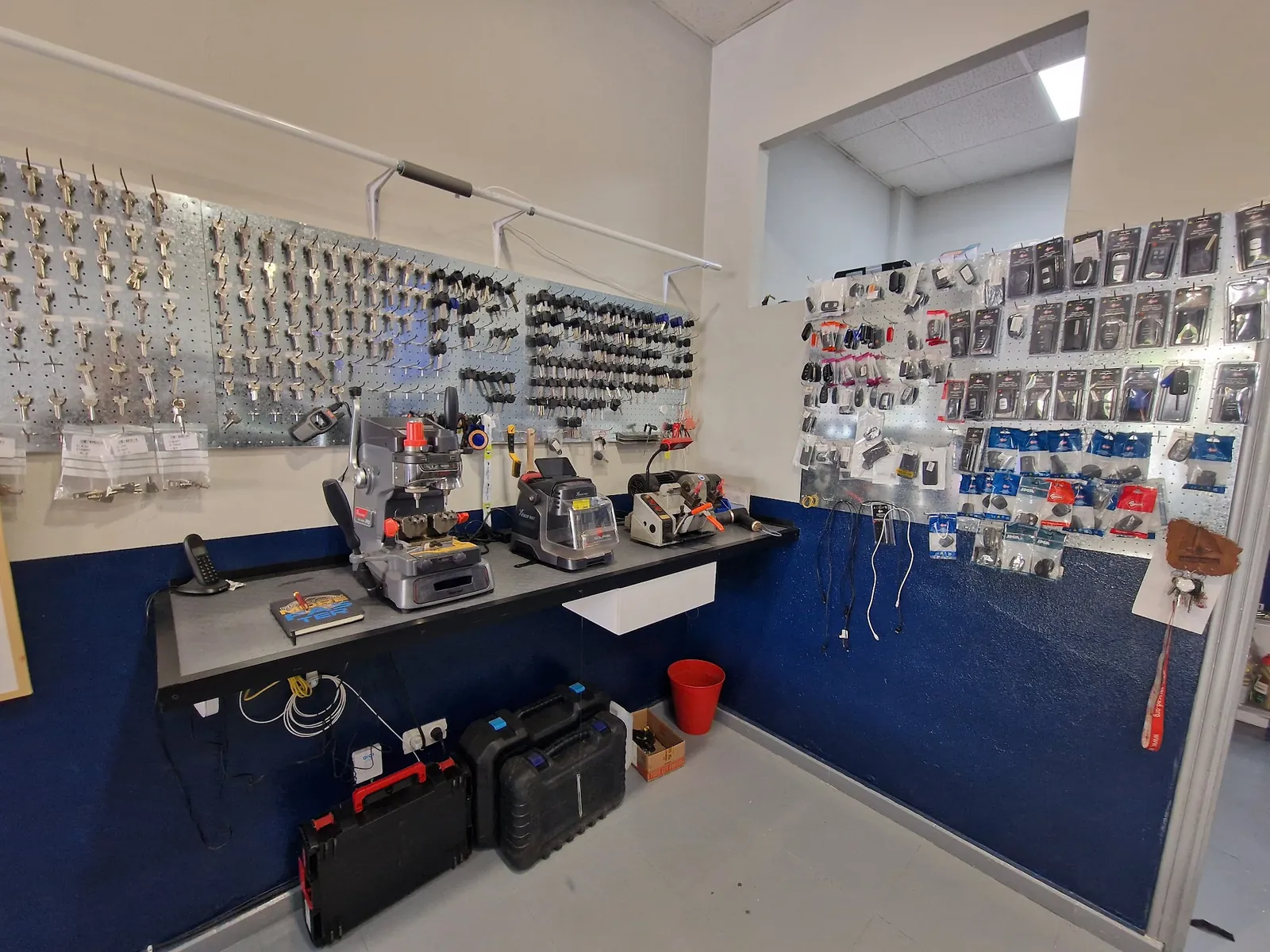 Taller de Milder’s con la pared de llaves y las máquinas de copiado